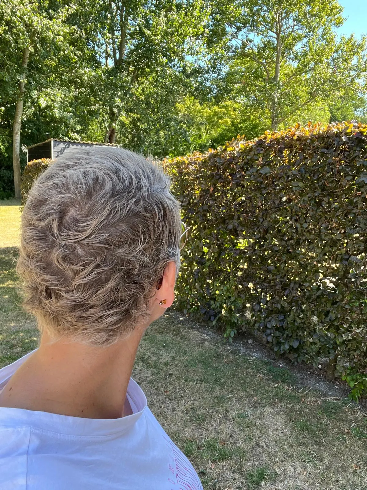 Volle, krullende haargroei (chemokrullen) tien maanden na haaruitval